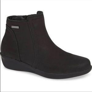 Aravon Short Winter Black Leather Boots